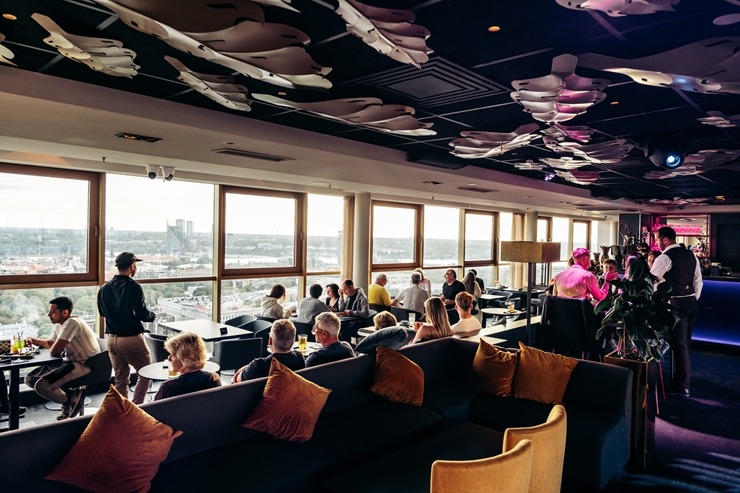 «Skyline Bar Riga» - viens no labākajiem kokteiļu bāriem ar panorāmas skatu pār Rīgu. Foto: skylinebar.lv 375775