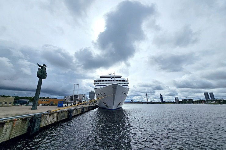 Rīgas ostā pirmo reizi ienāk ASV luksus klases kruizu kuģis « Seven Seas Mariner » 375842