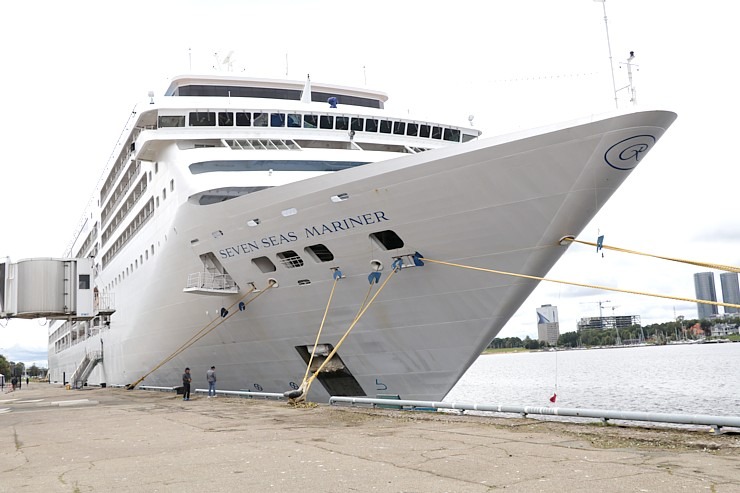Rīgas ostā pirmo reizi ienāk ASV luksus klases kruizu kuģis « Seven Seas Mariner » 375843