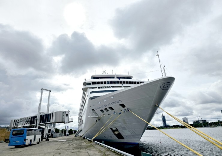 Rīgas ostā pirmo reizi ienāk ASV luksus klases kruizu kuģis « Seven Seas Mariner » 375890