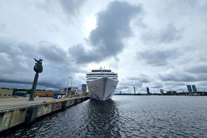 Rīgas ostā pirmo reizi ienāk ASV luksus klases kruizu kuģis « Seven Seas Mariner » - Foto