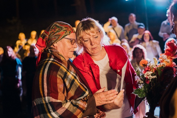 Dienvidkurzemes novadā savijas dziesma un uguns «Senās uguns nakts sadziedāšanās Bernātos» 376076