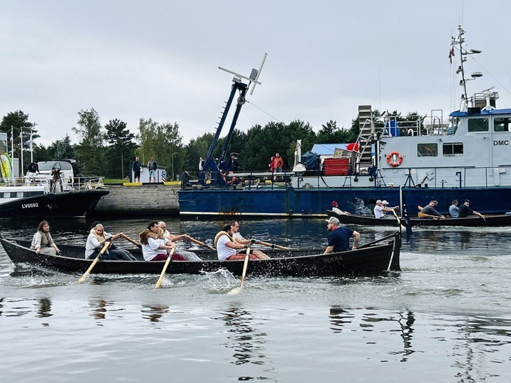Sviedri, smiekli un komandas gars valda jūrasbraucēju liellaivu airēšanas sacensības Pāvilostā 376090