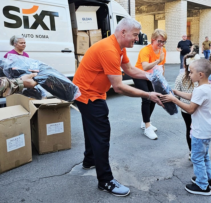 Latvijā saziedotās skolas somas ar auto nomas «SIXT» konvoju nonāk tieši Ukrainas bērnu rokās 376176