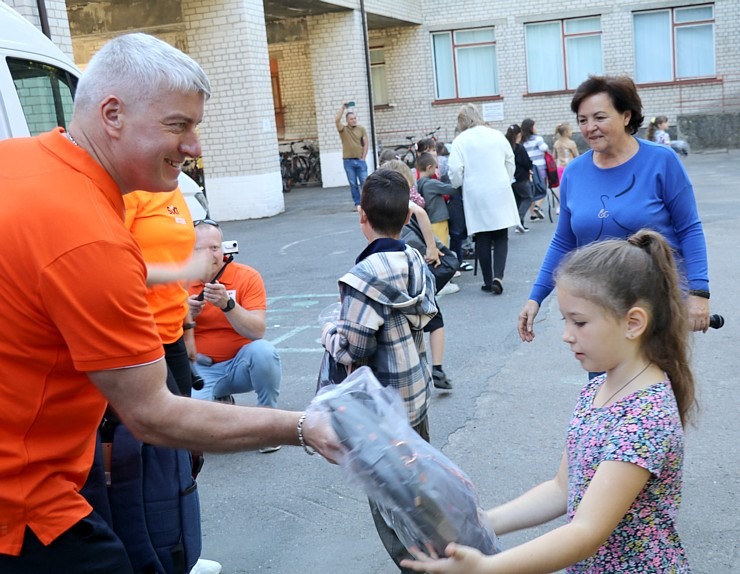 Latvijā saziedotās skolas somas ar auto nomas «SIXT» konvoju nonāk tieši Ukrainas bērnu rokās 376177