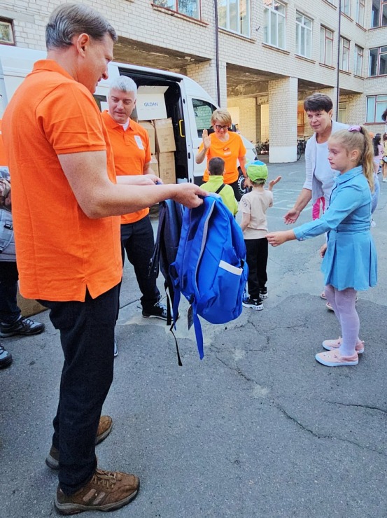 Latvijā saziedotās skolas somas ar auto nomas «SIXT» konvoju nonāk tieši Ukrainas bērnu rokās 376182