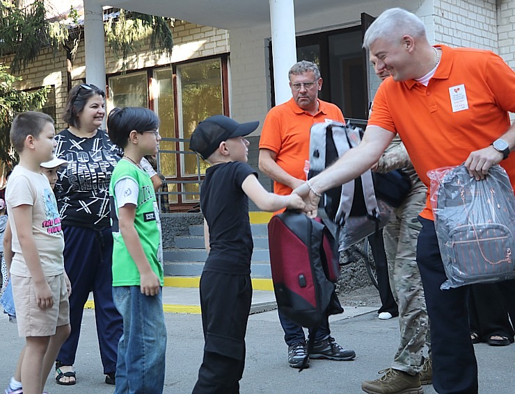 Latvijā saziedotās skolas somas ar auto nomas «SIXT» konvoju nonāk tieši Ukrainas bērnu rokās 376183