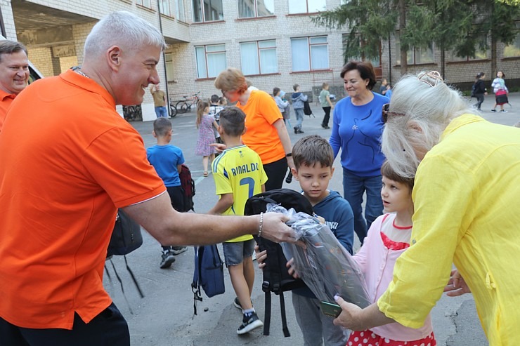Latvijā saziedotās skolas somas ar auto nomas «SIXT» konvoju nonāk tieši Ukrainas bērnu rokās 376185