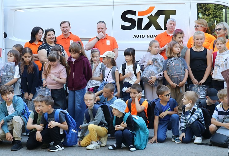 Latvijā saziedotās skolas somas ar auto nomas «SIXT» konvoju nonāk tieši Ukrainas bērnu rokās 376186