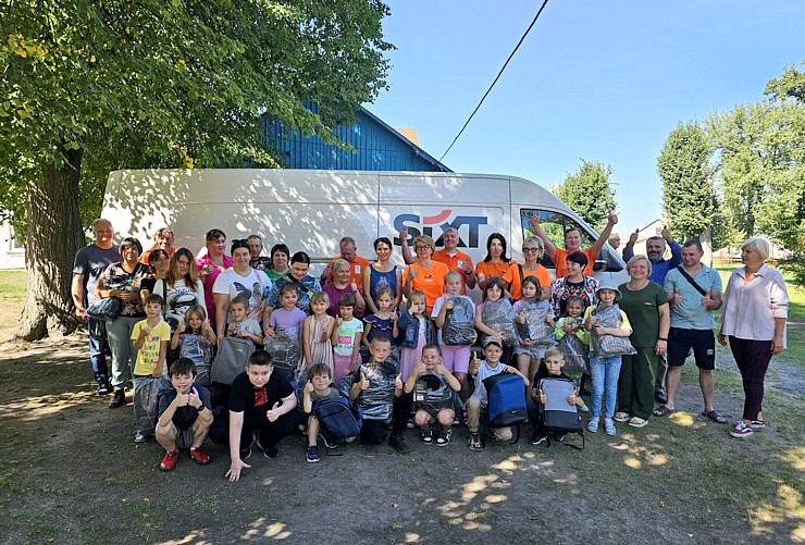 Latvijā saziedotās skolas somas ar auto nomas «SIXT» konvoju nonāk tieši Ukrainas bērnu rokās 376169