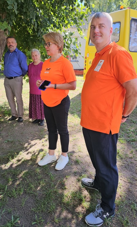 Latvijā saziedotās skolas somas ar auto nomas «SIXT» konvoju nonāk tieši Ukrainas bērnu rokās 376196