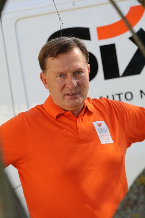 Latvijā saziedotās skolas somas ar auto nomas «SIXT» konvoju nonāk tieši Ukrainas bērnu rokās 376197