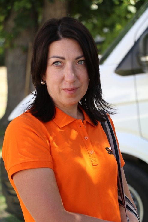 Latvijā saziedotās skolas somas ar auto nomas «SIXT» konvoju nonāk tieši Ukrainas bērnu rokās 376199