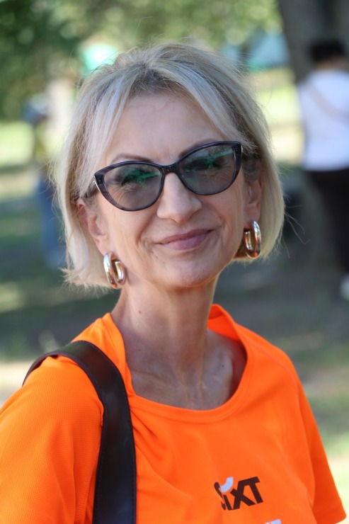 Latvijā saziedotās skolas somas ar auto nomas «SIXT» konvoju nonāk tieši Ukrainas bērnu rokās 376200