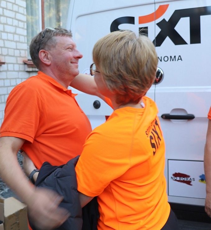 Latvijā saziedotās skolas somas ar auto nomas «SIXT» konvoju nonāk tieši Ukrainas bērnu rokās 376205