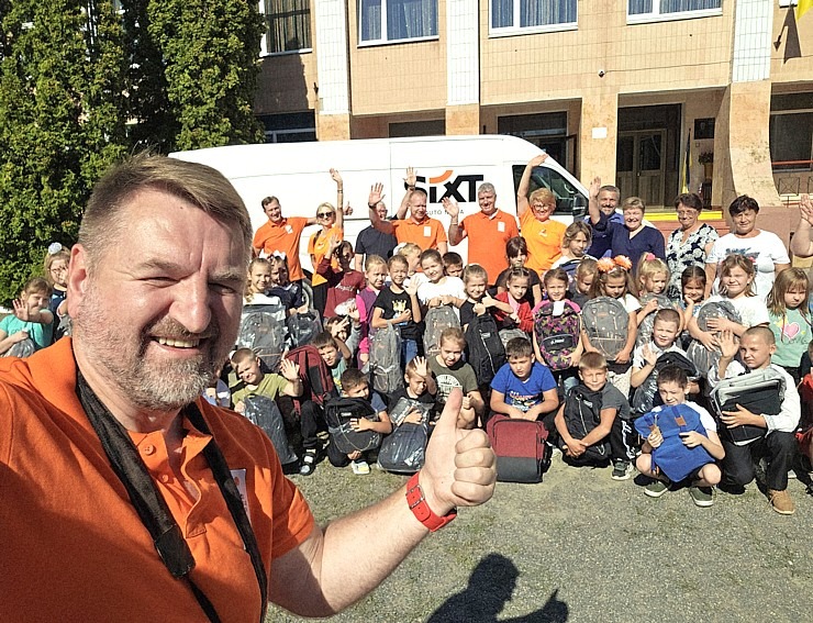 Latvijā saziedotās skolas somas ar auto nomas «SIXT» konvoju nonāk tieši Ukrainas bērnu rokās 376170