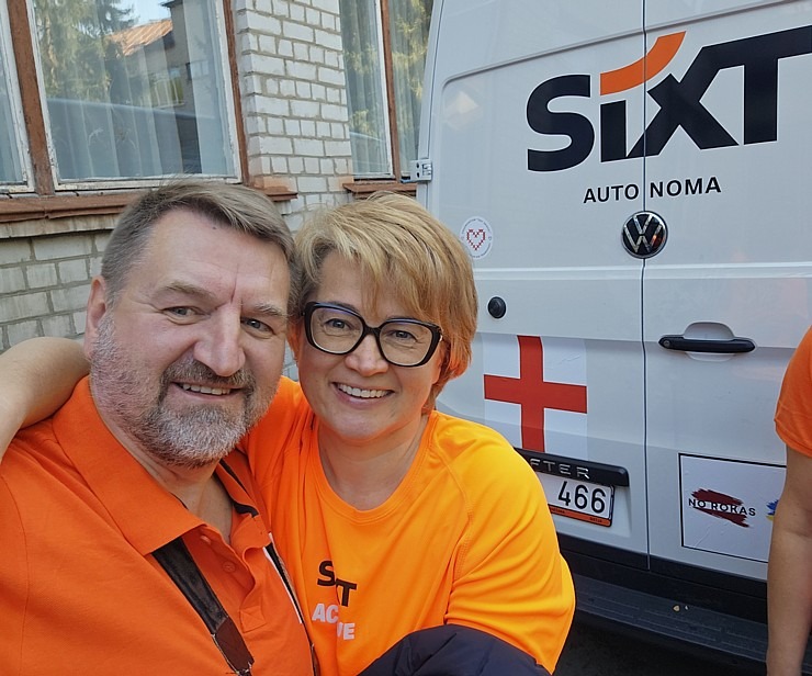 Latvijā saziedotās skolas somas ar auto nomas «SIXT» konvoju nonāk tieši Ukrainas bērnu rokās 376206