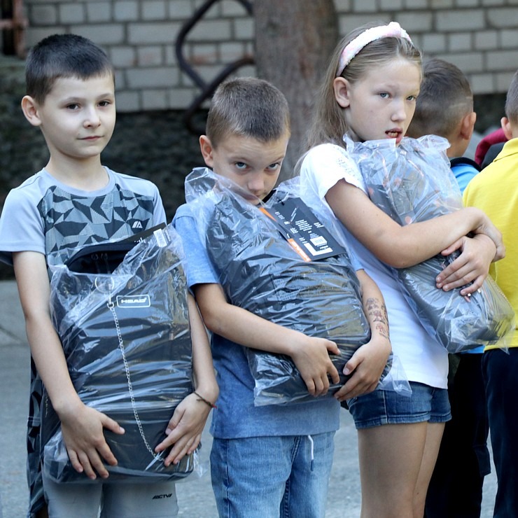 Latvijā saziedotās skolas somas ar auto nomas «SIXT» konvoju nonāk tieši Ukrainas bērnu rokās 376210
