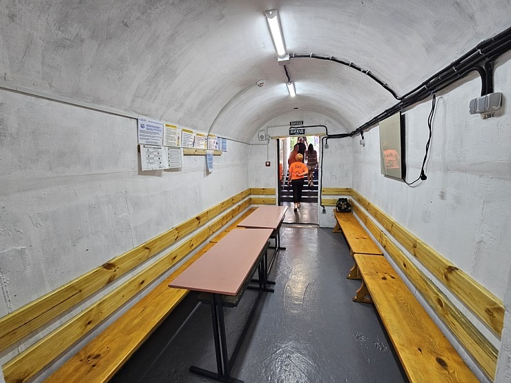Latvijā saziedotās skolas somas ar auto nomas «SIXT» konvoju nonāk tieši Ukrainas bērnu rokās 376212