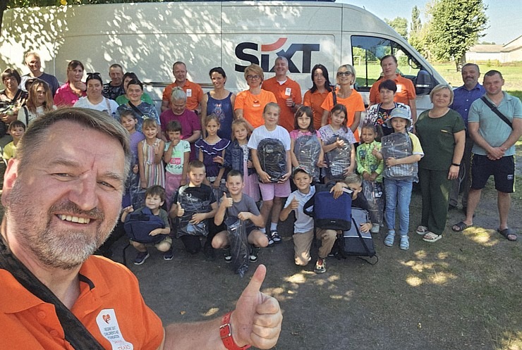 Latvijā saziedotās skolas somas ar auto nomas «SIXT» konvoju nonāk tieši Ukrainas bērnu rokās 376171