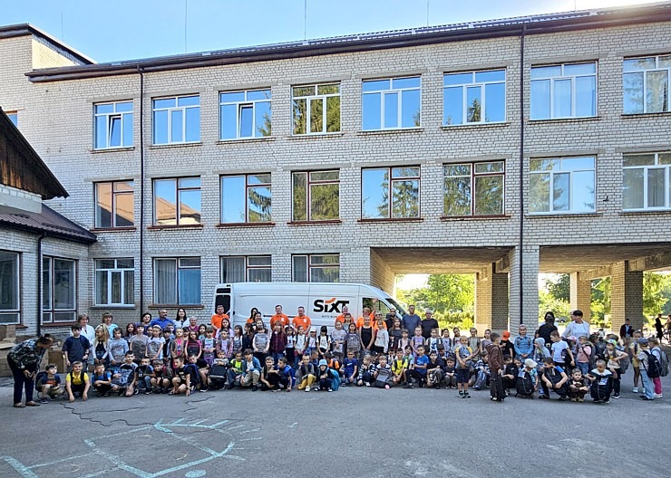 Latvijā saziedotās skolas somas ar auto nomas «SIXT» konvoju nonāk tieši Ukrainas bērnu rokās 376172