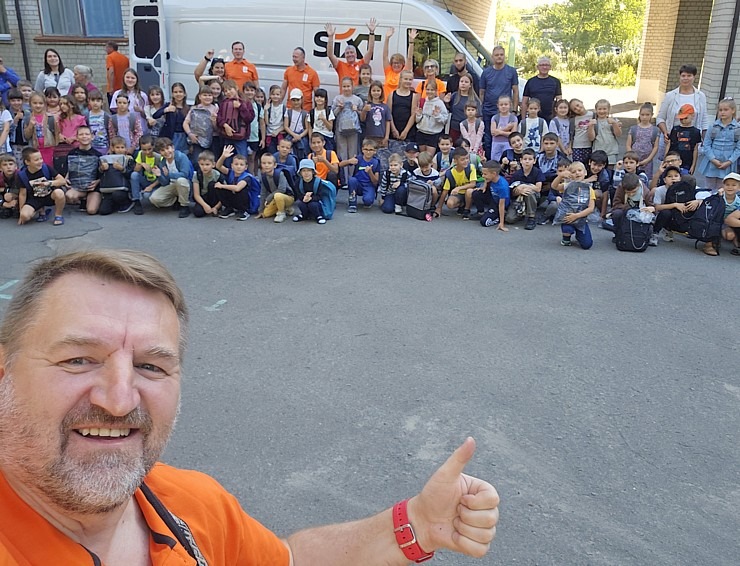 Latvijā saziedotās skolas somas ar auto nomas «SIXT» konvoju nonāk tieši Ukrainas bērnu rokās 376173