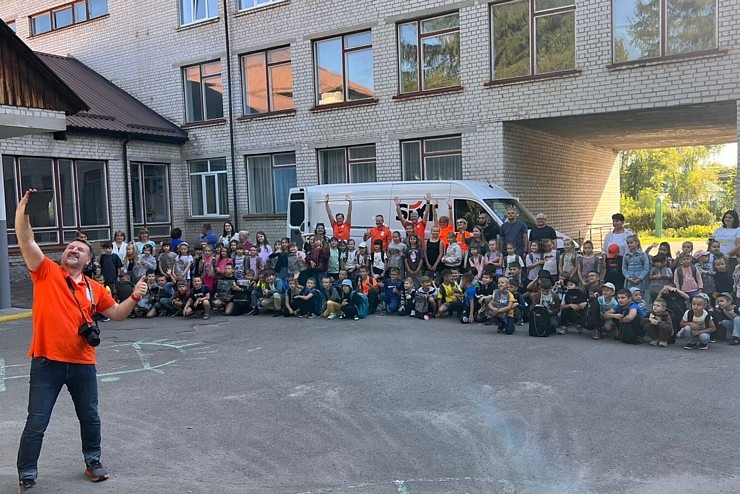 Latvijā saziedotās skolas somas ar auto nomas «SIXT» konvoju nonāk tieši Ukrainas bērnu rokās 376174