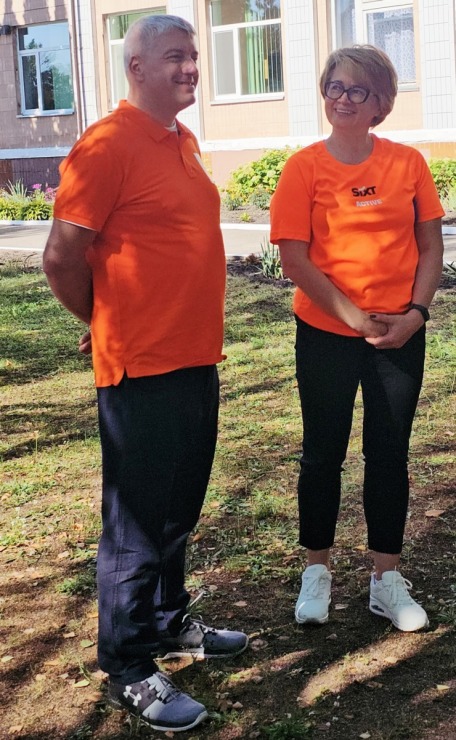 Latvijā saziedotās skolas somas ar auto nomas «SIXT» konvoju nonāk tieši Ukrainas bērnu rokās 376175