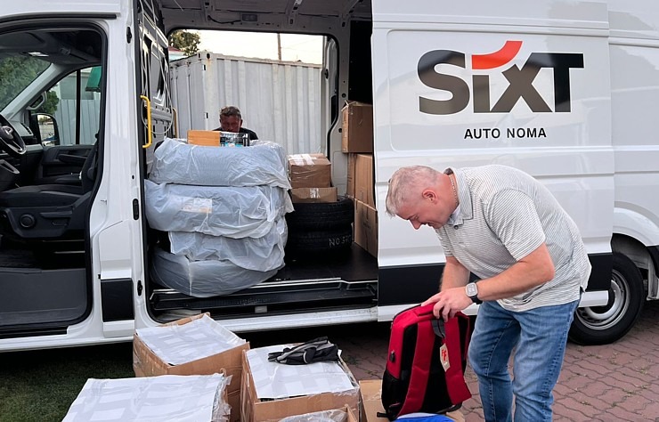 Daži foto mirkļi no Čerkasiem Ukrainā, kur tika nogādās Latvijā ziedotās skolas somas. Sadarbībā ar auto nomu «SIXT» Daži foto mirkļi no Čerkasiem Ukrainā, kur tika nogādās Latvijā ziedotās skolas somas. Sadarbībā ar auto nomu «SIXT» 376283