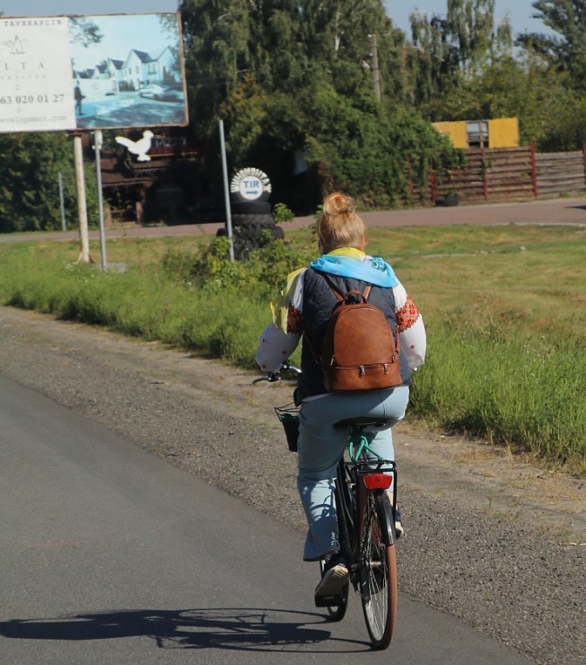 Daži foto mirkļi no Čerkasiem Ukrainā, kur tika nogādās Latvijā ziedotās skolas somas. Sadarbībā ar auto nomu «SIXT» Daži foto mirkļi no Čerkasiem Ukrainā, kur tika nogādās Latvijā ziedotās skolas somas. Sadarbībā ar auto nomu «SIXT» 376306
