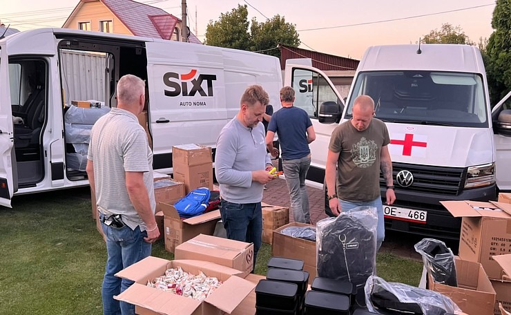 Daži foto mirkļi no Čerkasiem Ukrainā, kur tika nogādās Latvijā ziedotās skolas somas. Sadarbībā ar auto nomu «SIXT» Daži foto mirkļi no Čerkasiem Ukrainā, kur tika nogādās Latvijā ziedotās skolas somas. Sadarbībā ar auto nomu «SIXT» 376284