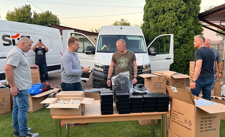 Daži foto mirkļi no Čerkasiem Ukrainā, kur tika nogādās Latvijā ziedotās skolas somas. Sadarbībā ar auto nomu «SIXT» Daži foto mirkļi no Čerkasiem Ukrainā, kur tika nogādās Latvijā ziedotās skolas somas. Sadarbībā ar auto nomu «SIXT» 376285