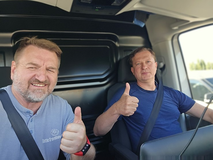 Daži foto mirkļi no Čerkasiem Ukrainā, kur tika nogādās Latvijā ziedotās skolas somas. Sadarbībā ar auto nomu «SIXT» Daži foto mirkļi no Čerkasiem Ukrainā, kur tika nogādās Latvijā ziedotās skolas somas. Sadarbībā ar auto nomu «SIXT» 376288