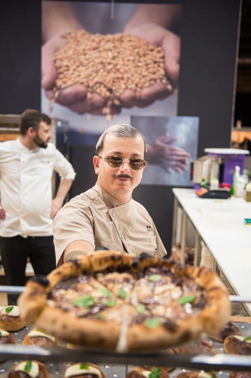 Ķīpsalā norit Baltijas lielākā pārtikas industrijas izstāde «Riga Food 2025», kurai ir jau 30 gadu dzimšanas diena. Foto: Ieva Makare Ķīpsalā norit Baltijas lielākā pārtikas industrijas izstāde «Riga Food 2025», kurai ir jau 30 gadu dzimšanas diena. Foto: Ieva Makare 376416