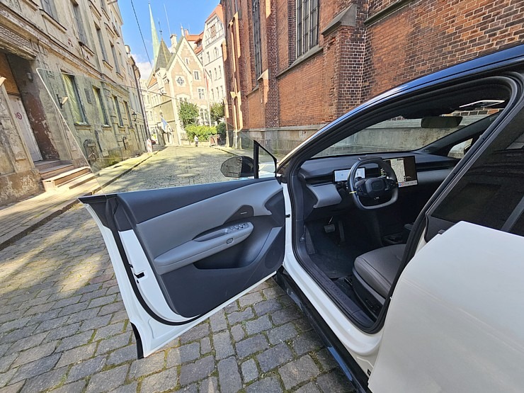 Apceļojam Rīgu ar elektrisko vāģi «Lynk & Co 02» no Ķīnas, ko Latvijā pārstāv «Mūsa Motors Rīga» Apceļojam Rīgu ar elektrisko vāģi «Lynk & Co 02» no Ķīnas, ko Latvijā pārstāv «Mūsa Motors Rīga» 376877