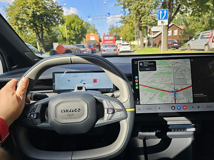 Apceļojam Rīgu ar elektrisko vāģi «Lynk & Co 02» no Ķīnas, ko Latvijā pārstāv «Mūsa Motors Rīga» 376900