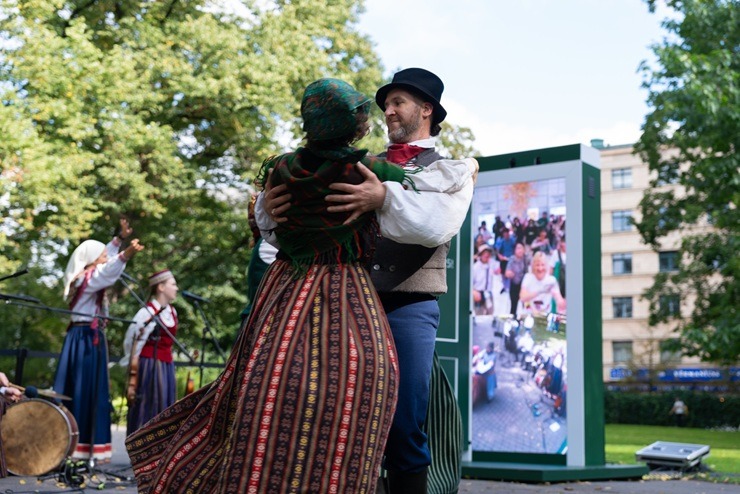 Asnate Rancāne tiešraides laikā ar jestriem dančiem iekustina japāņus Osakas EXPO 377178
