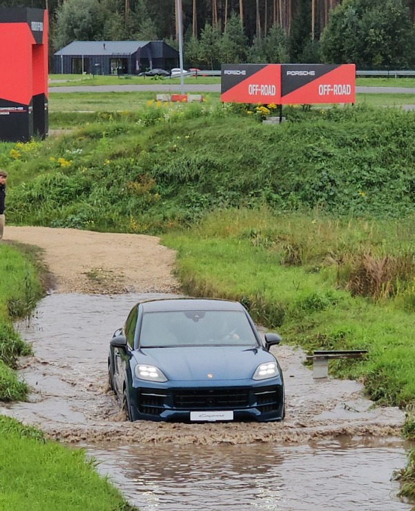 Travelnews.lv piedalās jaudīgā «Porsche Off-Road Experience» pasākumā, kas notiek sporta kompleksā «333» 377543