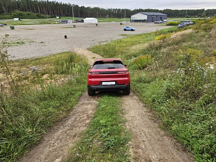 Travelnews.lv piedalās jaudīgā «Porsche Off-Road Experience» pasākumā, kas notiek sporta kompleksā «333» 377544