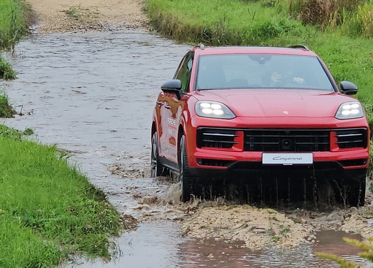 Travelnews.lv piedalās jaudīgā «Porsche Off-Road Experience» pasākumā, kas notiek sporta kompleksā «333» 377546