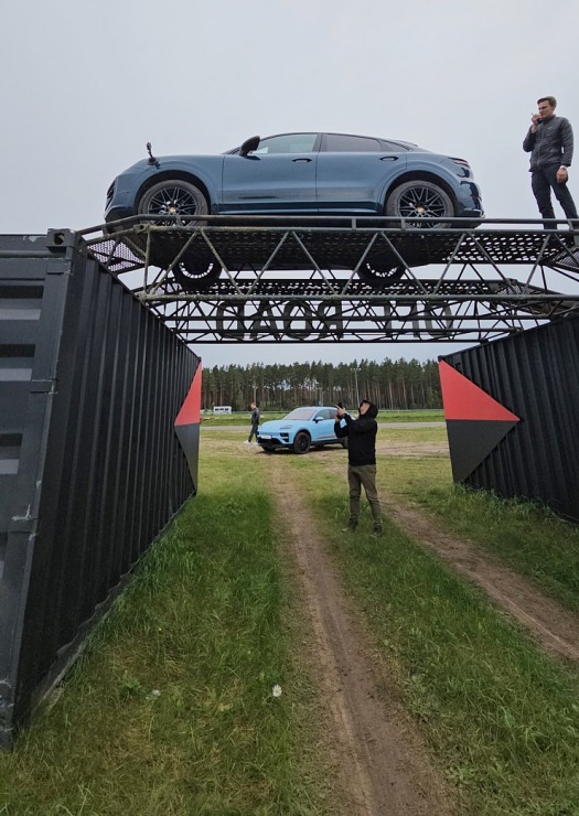 Travelnews.lv piedalās jaudīgā «Porsche Off-Road Experience» pasākumā, kas notiek sporta kompleksā «333» 377549