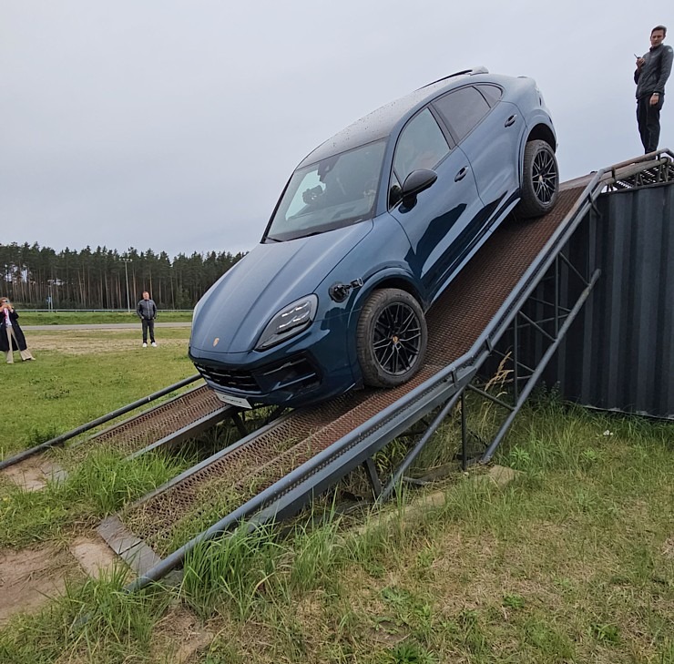 Travelnews.lv piedalās jaudīgā «Porsche Off-Road Experience» pasākumā, kas notiek sporta kompleksā «333» 377550