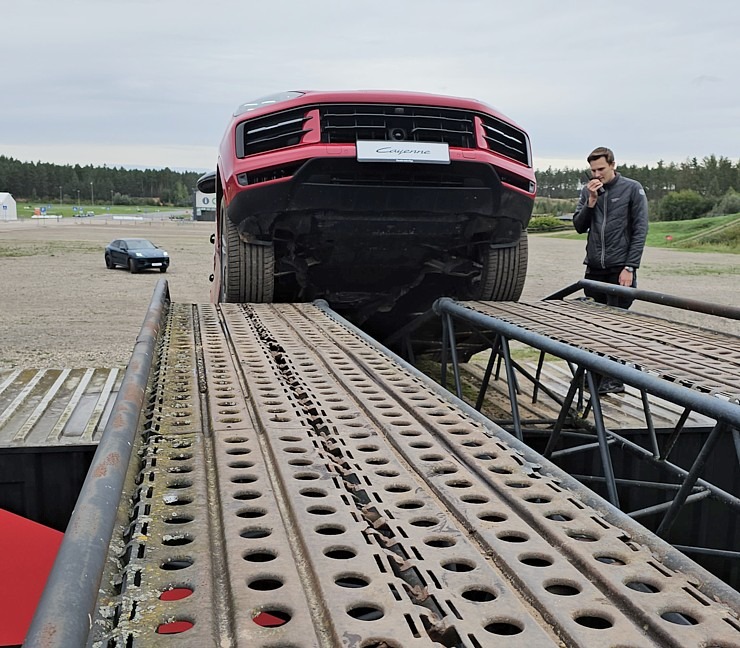 Travelnews.lv piedalās jaudīgā «Porsche Off-Road Experience» pasākumā, kas notiek sporta kompleksā «333» 377552