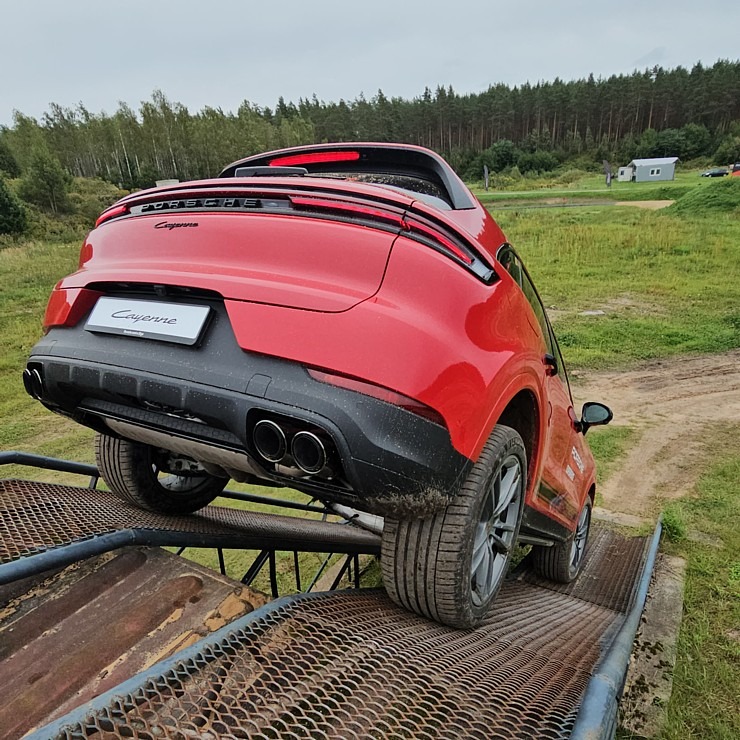 Travelnews.lv piedalās jaudīgā «Porsche Off-Road Experience» pasākumā, kas notiek sporta kompleksā «333» 377554