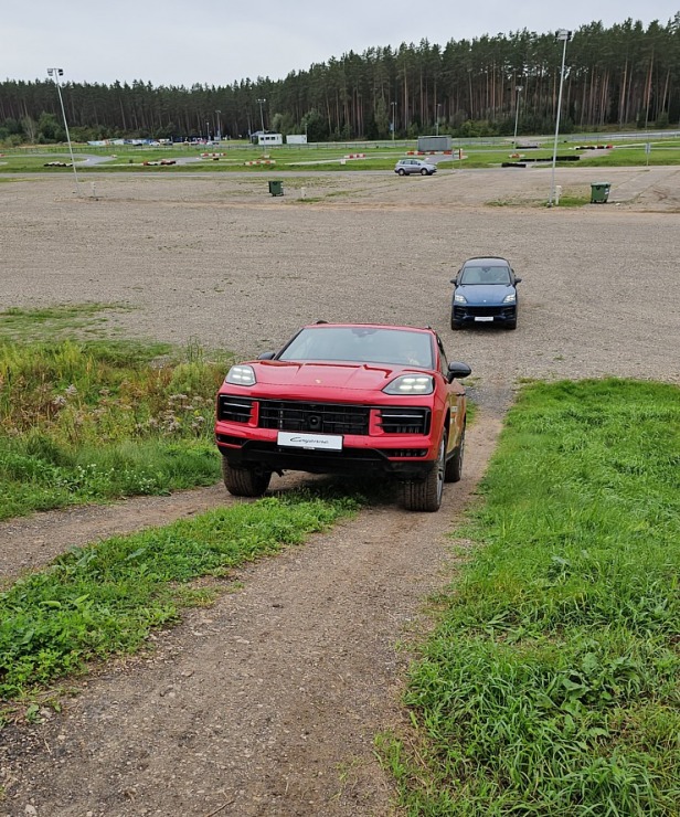 Travelnews.lv piedalās jaudīgā «Porsche Off-Road Experience» pasākumā, kas notiek sporta kompleksā «333» 377555