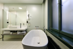 Skati Vecrīgas viesnīcas «Pullman Riga Old Town Hotel» telpas un jauno dizainu pēc renovācijas 55