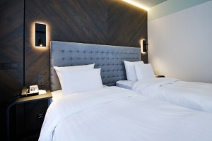 Skati Vecrīgas viesnīcas «Pullman Riga Old Town Hotel» telpas un jauno dizainu pēc renovācijas 67