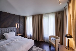 Skati Vecrīgas viesnīcas «Pullman Riga Old Town Hotel» telpas un jauno dizainu pēc renovācijas 77