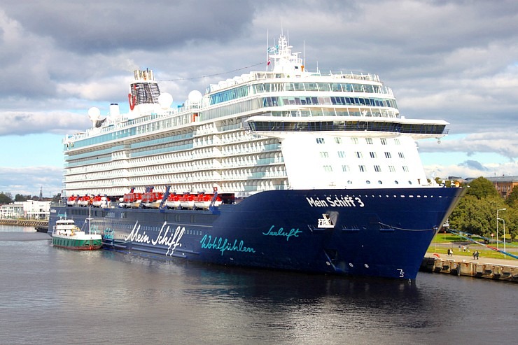 Rīgas ostā pirmoreiz ieradies vācu kompānijas «TUI Cruises» kruīza kuģis «Mein Schiff 3» 377990