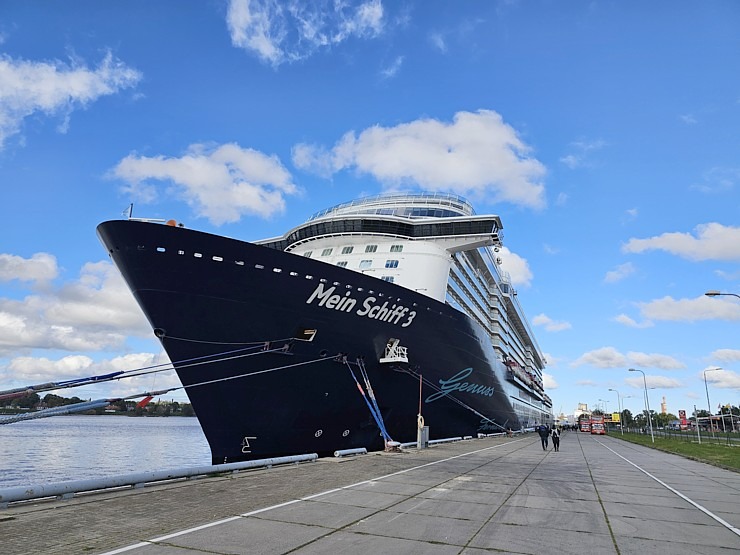 Rīgas ostā pirmoreiz ieradies vācu kompānijas «TUI Cruises» kruīza kuģis «Mein Schiff 3» 377991